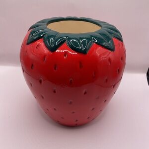 Room 2 Room NWOT Strawberry Shaped Planter Red/Green 6 inch x 6 inch x 6.42 inch